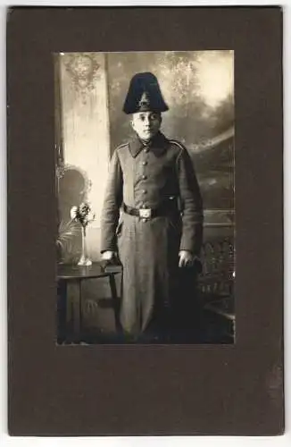 Fotografie unbekannter Fotograf und Ort, Soldat in Feldgrau Uniform mit Pickelhaube Rosshaarbusch