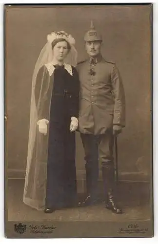 Fotografie Joh. Harder, Celle i. H., Soldat in Feldgrau Uniform Rgt. 190, Pickelhaube Tarnbezug mit Braut Kriegshochzeit