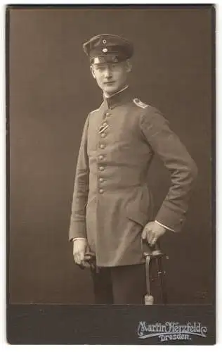 Fotografie Martin Herzfeld, Dresden, junger Offizier Paul Mülkrug in Uniform mit Säbel, gefallen 1944 bei Polazk