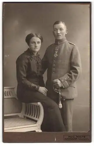 Fotografie Aug. Nolte, Hannover, Uffz. in Feldgrau Uniform mit Orden Eisernes Kreuz und Säbel nebst seiner Frau