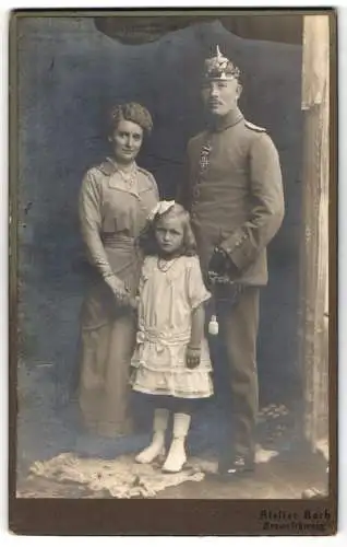 Fotografie Atelier Koch, Braunschweig, Uffz. in Garde Uniform mit Pickelhaube und Orden Eisernes Kreuz, Kriegsausmarsch