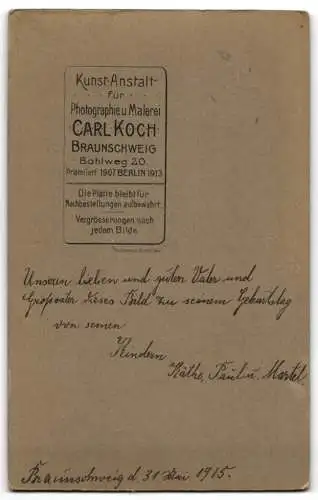 Fotografie Atelier Koch, Braunschweig, Uffz. in Garde Uniform mit Pickelhaube und Orden Eisernes Kreuz, Kriegsausmarsch