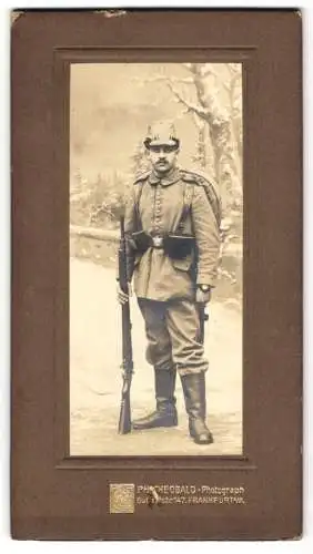 Fotografie Ph. Theobald, Frankfurt a. M., Soldat in Feldgrau Uniform mit Tschako Tarnbezug zum Kriegsausmarsch