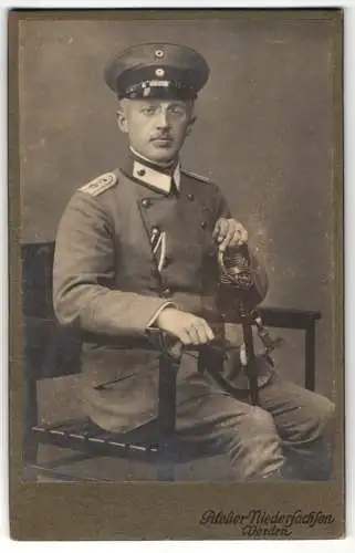 Fotografie Atelier Niedersachsen, Verden / Aller, Offizier in Uniform mit Ordensband und Säbel