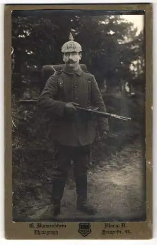 Fotografie G. Blumenschein, Ulm / Donau, Soldat in Uniform Rgt. 125, Pickelhaube Tarnbezug und Ausmarschgepäck