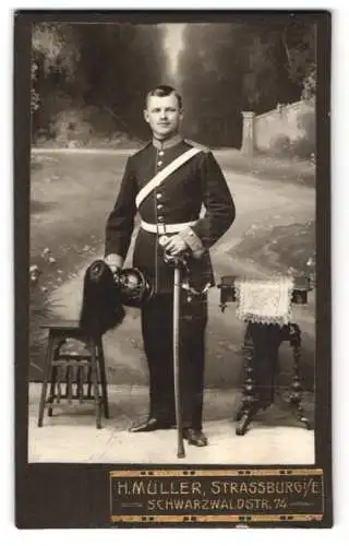 Fotografie H. Müller, Strassburg i. Els., junger Soldat in Uniform mit Pickelhaube Rosshaarbusch und Säbel