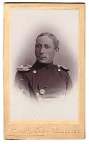 Fotografie Josef Henne, Düsseldorf, Soldat in Uniform Rgt. 5 mit Orden und Epauletten