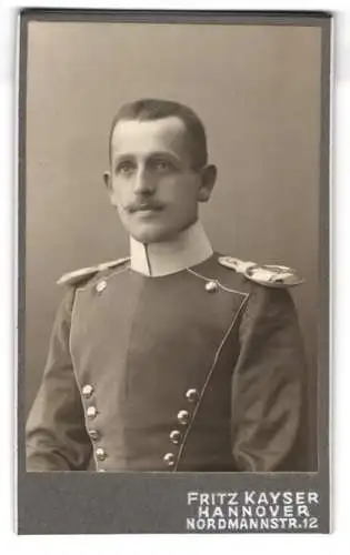 Fotografie Fritz Kayer, Hannover, Hannoveraner Ulan in Uniform mit Epauletten