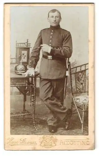 Fotografie Hans Strauss, Altötting, bayerischer Soldat in Uniform nebst Pickelhaube