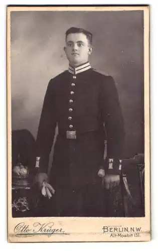 Fotografie Otto Krüger, Berlin, junger Soldat in Garde Uniform nebst Pickelhaube mit Rosshaarbusch