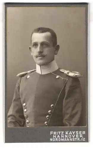 Fotografie Fritz Kayser, Hannover, Ulan in Uniform mit Epauletten