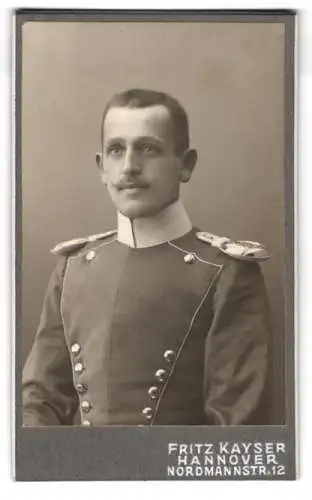 Fotografie Fritz Kayser, Hannover, hannoveraner Ulan in Uniform mit Epauletten