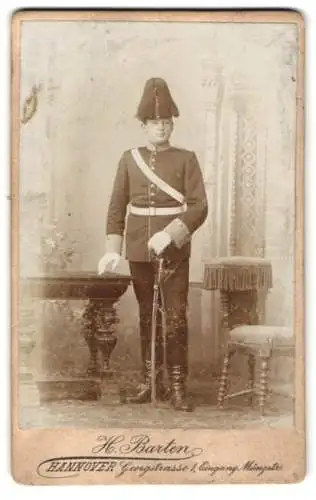 Fotografie H. Barten, Hannover, Soldat in Uniform mit Pickelhaube Rosshaarbusch und Säbel