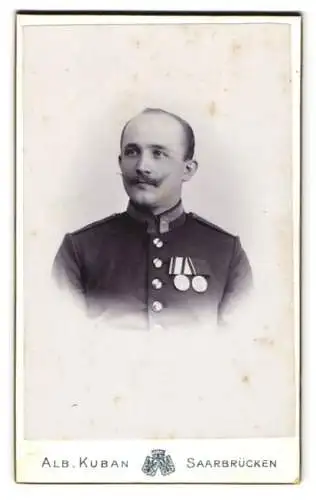 Fotografie Alb. Kuban, Saarbrücken, Uffz. in Uniform mit Orden