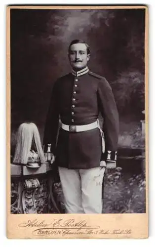 Fotografie E. Postlepp, Berlin, Soldat in Garde Uniform mit Pickelhaube Rosshaarbusch