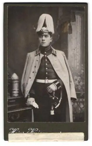 Fotografie Pütz & Klopp, Bielefeld, junger Soldat in Garde Uniform mit Pickelhaube Rosshaarbusch