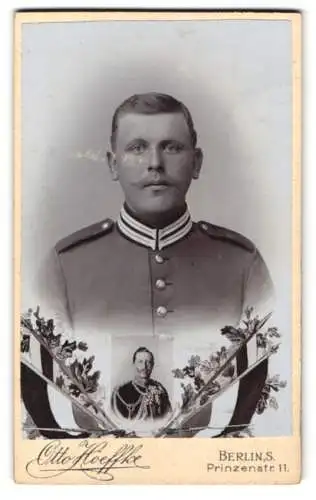 Fotografie Otto Hoeffke, Berlin, Soldat in Garde Uniform, Passepartout mit Bild Kaiser Wilhelm II.