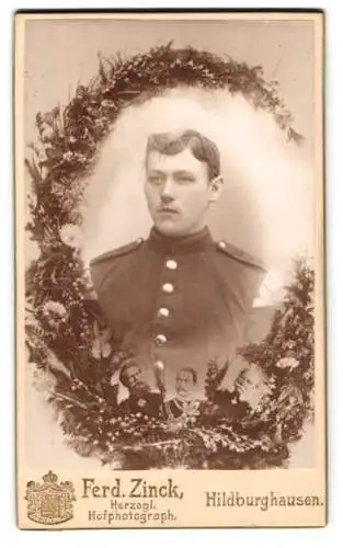 Fotografie Ferd. zinck, Hildburghausen, junger Soldat in Musiker Uniform, Passepartout Kaiser Wilhelm II. Friedrich III.