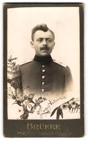 Fotografie Brüere, Metz, Soldat in Uniform Rgt. 8 im Passepartout Kaiser Wilhelm II.