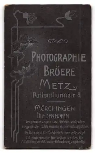 Fotografie Brüere, Metz, Soldat in Uniform Rgt. 8 im Passepartout Kaiser Wilhelm II.