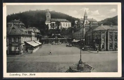 AK Leutenberg / Thür., Partie auf dem Markt mit Brunnen und Warengeschäften