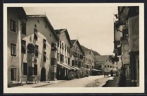 AK Matrei am Brenner, Strassenpartie mit Gasthof Krone