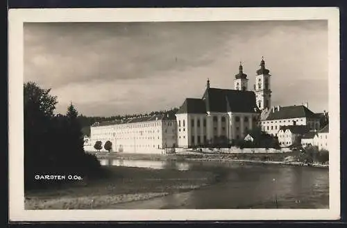 AK Garsten /O. Oe., Ortsansicht vom Flussufer aus