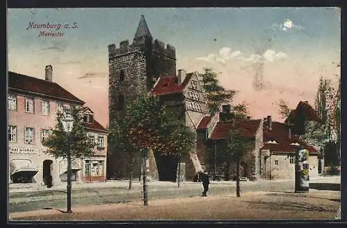 AK Naumburg a. S., Spaziergänger auf dem Marktplatz vor dem Marientor