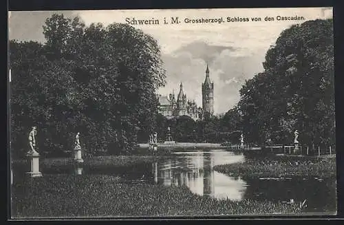 AK Schwerin i. M., Grossherzogl. Schloss von den Cascaden