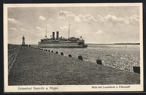 AK Sassnitz a. Rügen, Mole mit Leuchtturm und Fährschiff