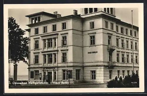 AK Heiligendamm, Strassenpartie mit Haus Berlin