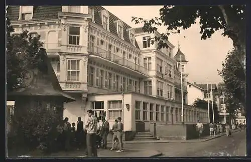 AK Ahlbeck / Ostseebad, Strassenpartie mit Erholungsheim Bernhard Göring