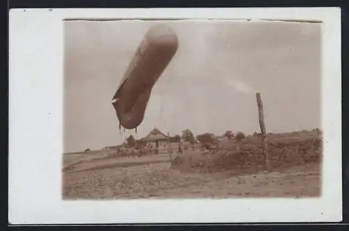 Foto-AK Militär-Ballon wird eingeholt