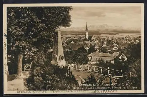 AK Saulgau i. Württbg., Schillerdenkmal im Stadtpark mit Fernsicht auf Stadt und Alpen