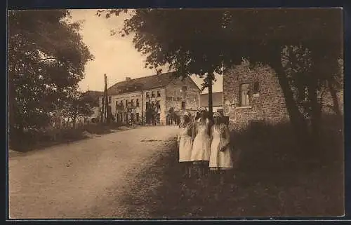 AK Champlon /Ardennes, Hostellerie de Champlon, Vue prise de la route de Laroche