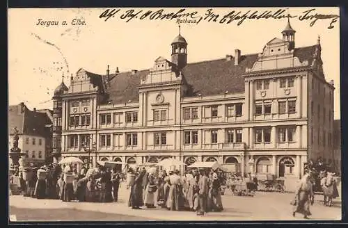 AK Torgau a.d.Elbe, Rathaus am Markttag