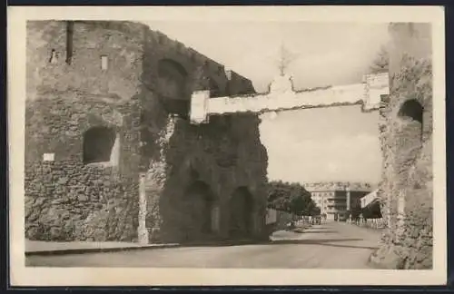 AK Stráznice, Strassenpartie mit Ruine