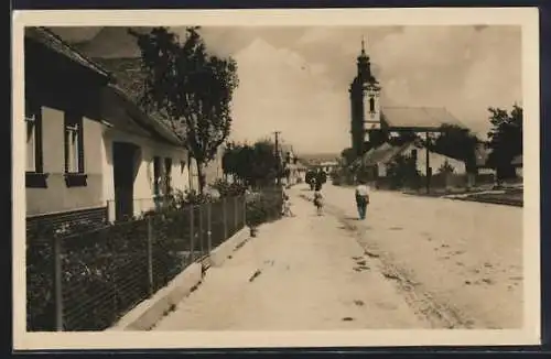 AK Cejkovice, Strassenpartie mit Kirche