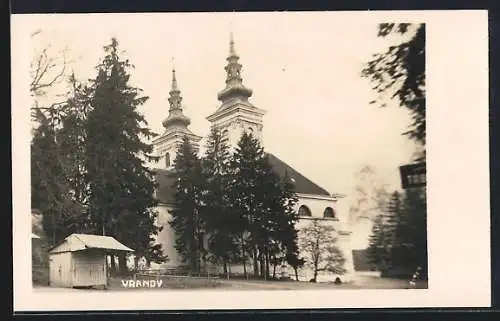 AK Vrandv, Strassenpartie mit Kirche