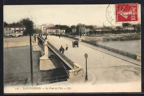 AK Saint-Denis, Le Pont de l`Île avec passants et calèche