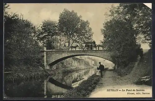 AK Sevran, Le Pont de Sevran et canal avec charrette et piéton