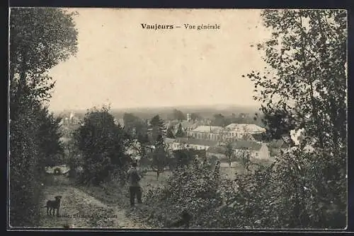 AK Vaujours, Vue générale du village avec un promeneur et un chien au premier plan