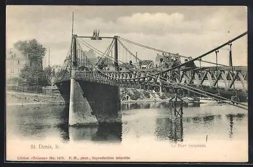 AK Saint-Denis, Le Pont Suspendu sur la rivière avec vue sur les bâtiments environnants