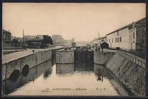 AK Saint-Denis, L`écluse sur le canal avec pont et bâtiments industriels