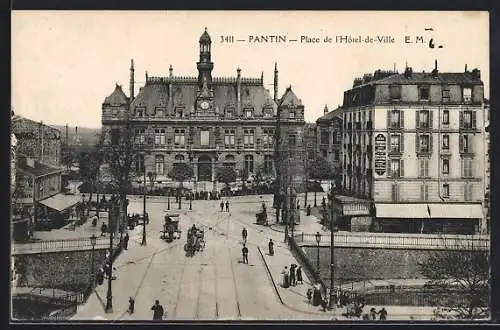 AK Pantin, Place de l`Hôtel-de-Ville avec activité urbaine et bâtiments historiques