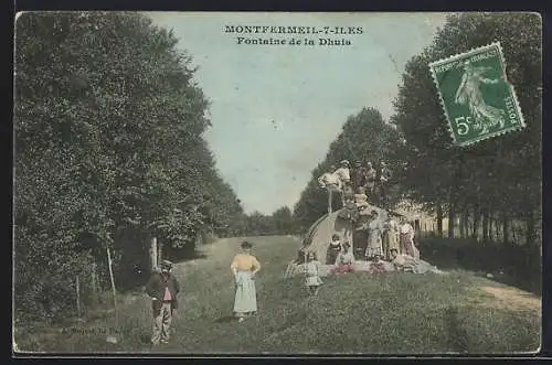 AK Montfermeil, Fontaine de la Dhuis avec des gens réunis autour de la fontaine