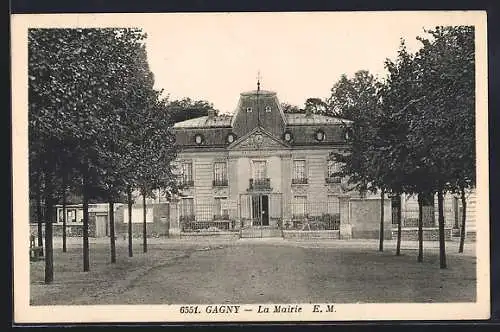 AK Gagny, La Mairie et l`allée bordée d`arbres