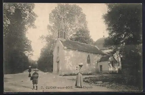 AK Clichy-sous-Bois, La Chapelle entourée d`arbres et de passants