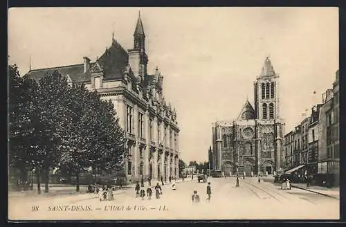 AK Saint-Denis, L`Hôtel de Ville et la Basilique en arrière-plan