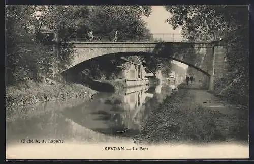 AK Sevran, Le Pont sur le canal avec cyclistes et piétons